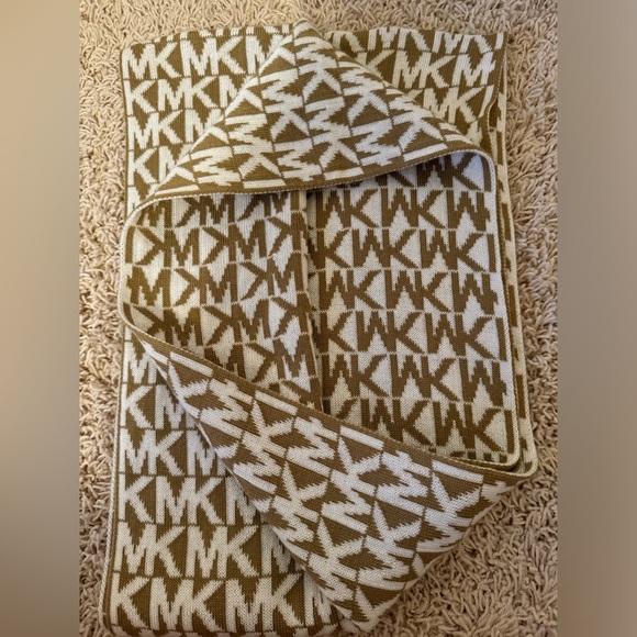 ⭐️Michael Kors infinity scarf - Picture 2 of 7